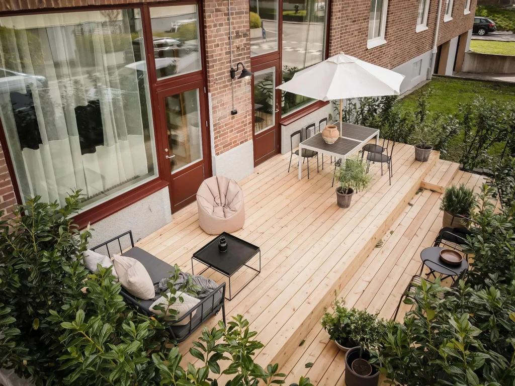 Uteplats på tidigare lokal som gjorts om till bostad på Björcksgatan 43 i Kålltorp, Göteborg